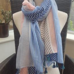 Beautiful fresh looking scarf with Tassels.
Cotton/Polyester.
Blue/pink/beige.