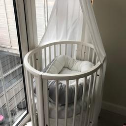 In great immaculate condition
Only been used for one month
Two small marks other than that perfect condition
Includes two fitted sheets, drape, canopy and mattress
Would like £30 extra for the baby nest