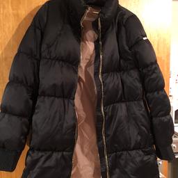 Schöne schwarze Winterjacke von liu jo in der Größe 46. 
Die Jacke wurde noch nie getragen. 
Bei fragen melden :)