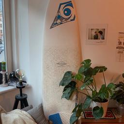 Absolut spitze als erstes Surfboard nach dem Softboard. Quasi unzerstörbar und viel Volumen für einfaches Wellen catchen. Mit dazu gibt‘s Finnen und eine Dakine Leash. Board hat keine nennenswerten Dings.