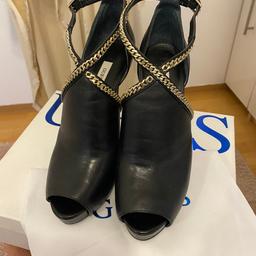 Sexy ankle High heels von GUESS Größe 40 neuwertig
Super weiches Leder, tolle Verarbeitung
Wurden 3 mal getragen absolut neuwertig
Np ca 220€