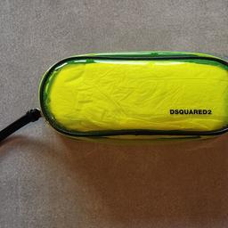 Pochette PVC trasparente in colore giallo, marca Dsquared2, nuova mai usata. 
dimensioni 22X10 CM