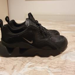 black nike ryz trainers size 5 only been worn twice pick up only from hyde SK14 5SS