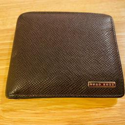 HUGO BOSS WALLET IN BURGUNDY COLOUR!
RP £140.
The wallet is made by 100% SAFFIANO LEATHER.
The wallet has been used but it is still in good condition.