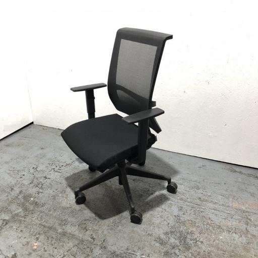 Buy & Sell Cheshire West and Chester Chester - CH2 - Photos for Narbutas Mesh Office Chair With Armrests