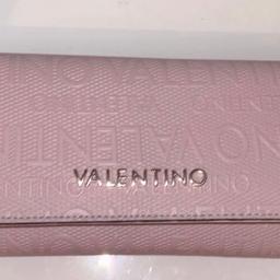 Vendo portafoglio Valentino rosa cipria, nuovo, mai usato con scatola.