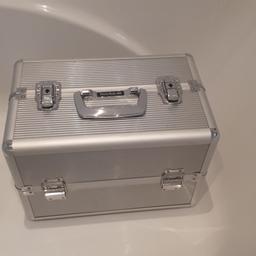 Metal carrying beauty case.

Clean and excellent condition.