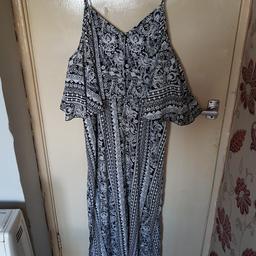 Lovely long cold shoulder dress in black and white pattern. Size medium
Good condition
Collection from Horwich or posted at extra cost