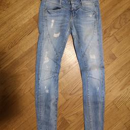 Vendo questi jeans di Guess taglia 26 (40 italiana) mai usati. Per altre informazioni potete contattarmi!