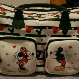 Süsse Mickey Mouse Handtasche da ich meine Disney Sammlung verkleinere. 
Tasche wurde nur 1x benutzt daher wie neu.

bitte nur Abholung