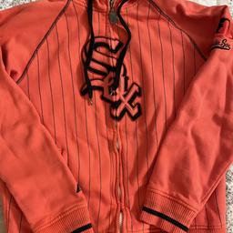 Vendo tuta white Sox limited edition taglia M colore rosso acceso comprata a New York.(completa di giacchetto e pantalone).