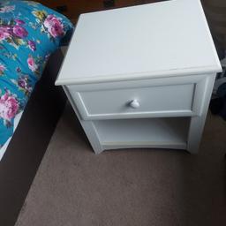lovely large bedside cabinet with draw
very solid and heavy piece.
has few marks on top but overall good condition
22"× 18.5"
22.5" height
