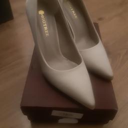 Creamy beige stilettos with gold pattern on heel.

Bought for wedding to go with champagne colour dress however the size was too big so never wore, brand new says size 5 but I think it's more a 5.5 UK