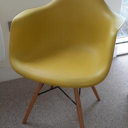 1 yellow eames style chair, good condition with minor marks
1 yellow knitted pouffe