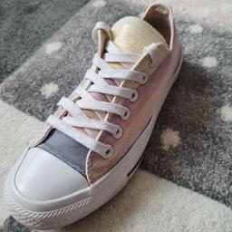 Converse size 5 but fits more like a 6

Really good condition

Smoke and pet free home.