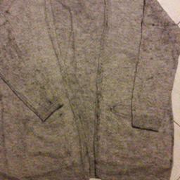 morbidissimo, in lana cashmere, c e scritto m, pero veste L,XL, marca HM,ottimo stato, molto comodo, ha 2 tasche davanti, vendo per essubero
