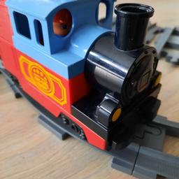 Ich verkaufe hier eine Eisenbahn mit vielen Schienen,Weichen,Bahnübergang und Lokführer von Lego Duplo. Alles in sehr gutem Zustand.