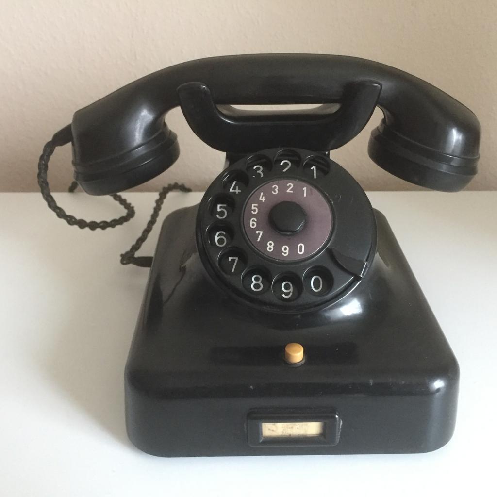 Siemens Vintage Telefon, Originalgerät 1950iger Jahre, das in keiner Sammlung fehlen sollte. Klassiker in formschönem robustem Design. Der W48 war das zweite deutsche Nachkriegstelefon, das 1948 für die Deutsche Post entwickelt u. gefertigt wurde. Diese Rarität sucht jetzt einen liebevollen Neubesitzer u. gehören zur Dekoration in eine Ausstellung od. als Hingucker auf Ihren Schreibtisch. Der Nachbau bzw. die Neuauflage kostet heute 249€, das Original jetzt nur 75€, Versand (€ 7,00)