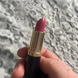 Brand new unused 
Estee lauder lipstick pure color envy 
Shade 220 powerful 
Collection or I can post