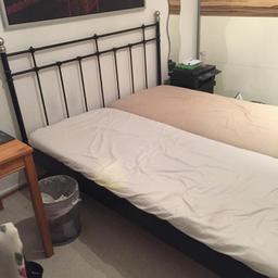 Großes Bett für zwei Personen
160 / 200 cm
2xLattenroste dazu
2*Matratzen auch dabei
Das Bett ist bereit demontiert.