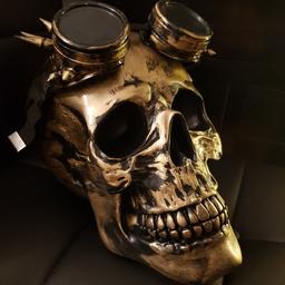 Totenkopf in schwarz, gold mit Schweisserbrille. 
25x20x15 cm groß (Schädelgrösse)
Versand mit Aufpreis möglich