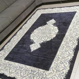 3 Monate alt, orientalischer dunkel blauer Teppich