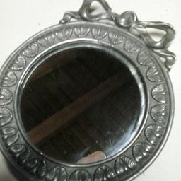 Specchio tondo in peltro diametro 12 cm.