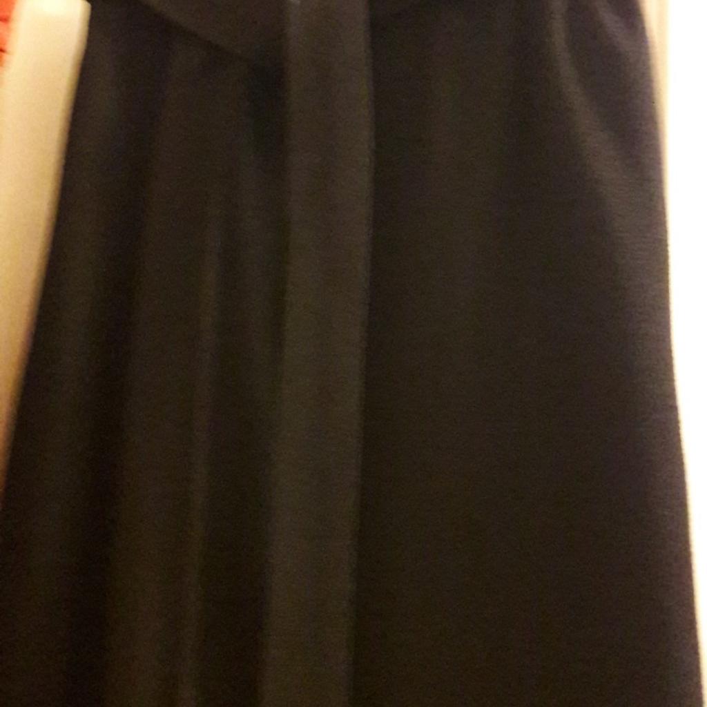 Two pairs of culottes Size 6 with elasticated waist and belt from I saw it first

One pair black and One pair Rust colour

excellent condition
will sell together or individual