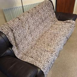 Really really soft!

Excellent condition - was used maybe twice over bedding and then stored away

65” x 65”

Leopard print on one side and cream on the back :)

Pet and smoke free home

£15 ONO