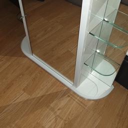 white mirrored caninet