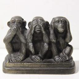Risalente alla fine del XIX secolo. 
Trattasi della simpatica scultura, 
fusione in antimonio, le tre scimmie, non vedo,
 non sento, non parlo. Di piccolo ingombro. 
Assente la base. 
Ottimo come fermacarte su una scrivania in stile.
 Molto bella anche la patina.  Ingombro cm. H 7,5 X L 11 X P 5,5