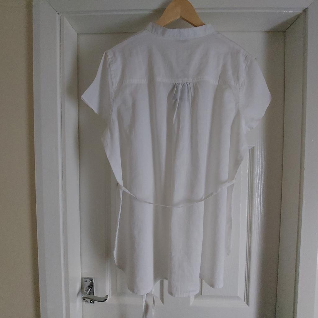 Shirt Tunic „Editions“ Linen/Cotton Blend White Colour Connection New With Tags

Actual size: cm and m

Length: 77 cm

Length: 40 cm – 50 cm from armpit side

Shoulder Width: 44 cm

Length sleeves: 15 cm

Volume Hand: 46 cm

Volume Breast: 1.23 m – 1.27 m

Volume Waist: 1.23 m - 1.27 m

Volume Hips: 1.32 m – 1.34 m

Length: 40 cm before to waist

Length: 15 cm from armpit side before to waist

Belt Width: 1 cm

Size: 22 (UK)

55 % Linen
45 % Cotton

Made in China
