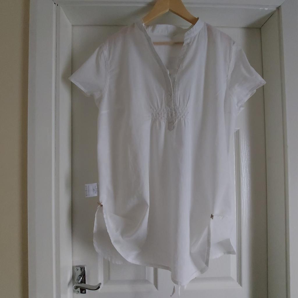Shirt Tunic „Editions“ Linen/Cotton Blend White Colour Connection New With Tags

Actual size: cm and m

Length: 77 cm

Length: 40 cm – 50 cm from armpit side

Shoulder Width: 44 cm

Length sleeves: 15 cm

Volume Hand: 46 cm

Volume Breast: 1.23 m – 1.27 m

Volume Waist: 1.23 m - 1.27 m

Volume Hips: 1.32 m – 1.34 m

Length: 40 cm before to waist

Length: 15 cm from armpit side before to waist

Belt Width: 1 cm

Size: 22 (UK)

55 % Linen
45 % Cotton

Made in China