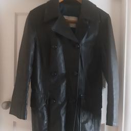Soft leather in v. good cond apart from 2 missing buttons on pockets.
No size on it approx size 14.
postage for extra just message.
Fy3 Layton.