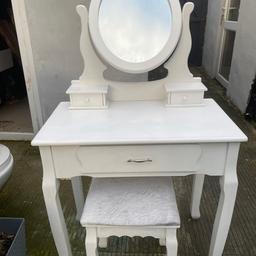 Dressing table with mirror and stall