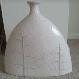 Cream vase 
40cm length × 43cm width 
excellent condition 
collection cadishead or st helens 
can deliver if very local to these areas