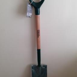 DIGGING SPADE WITH TAG.
MADE FROM COATED CARBON STEEL TO PROTECT FROM RUST, FSC CERTIFIED ASH WOOD, PLASTIC AND SOFT RUBBER HANDLE FOR EXTRA GRIP, DOUBLE RIVETED FOR GREATER STRENGTH, TREAD EDGE FOR CONTROLLED FORCE AND DIGGING COMFORT, OVERALL LENGTH 104CM. THE SPADE SIZE IS 30CM HIGH X 18CM WIDE. BRAND NEW WITH A TAG.
