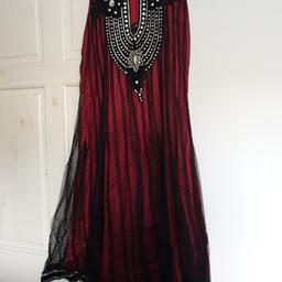 Maroon And Black Asian Dress Suit. Condition is "Used". In very good condition, only worn once. Comes with churidaar and dupatta. Slight mark on trouser but looks absoloutly fine when all worn.

￼