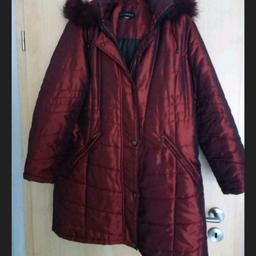 Kaum getragene Winterjacke mit abnehmbarer Kapuze von Mia Moda Größe 46.
Gesamtlänge 94cm