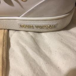Genuine white LV trainers for woman, beautifully decorated with tiny flowers. With a brand new pairs of white laces (original and in a box).
please see pictures for good condition any question please feel free to ask