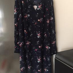 Ich verkaufe ein nagelneues Umstands-Kleid (Größe 40/42) mit Etikett für den Frühling/Sommer.