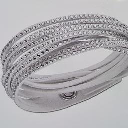 -Modernes, graues Lederband (Lederimitat), mit feinen Swarovski Kristallen besetzt
-Länge 36 cm
-ungetragen, Originalverpackt (war ein Geschenk)