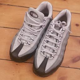 NIKE AIRMAX TRAINERS
grey/black fantastic condition as only worn twice and have so many I need to de clutter...so absolute bargain!!