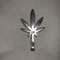 Silver leaf pendant
925 sterling silver hall marked
3.7 cm long
3.73 g weight

Open to offers