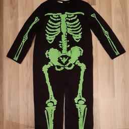 Ein schwarz/grüner Skelett-Anzug mit passender Maske in Gr. 116 (4 bis 6 Jahre)