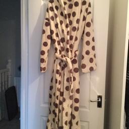 M&S Woman long dressing gown. Worn, but in great condition. Size 16-18.
Comes from a smoke free and pet free home.
Collection only.