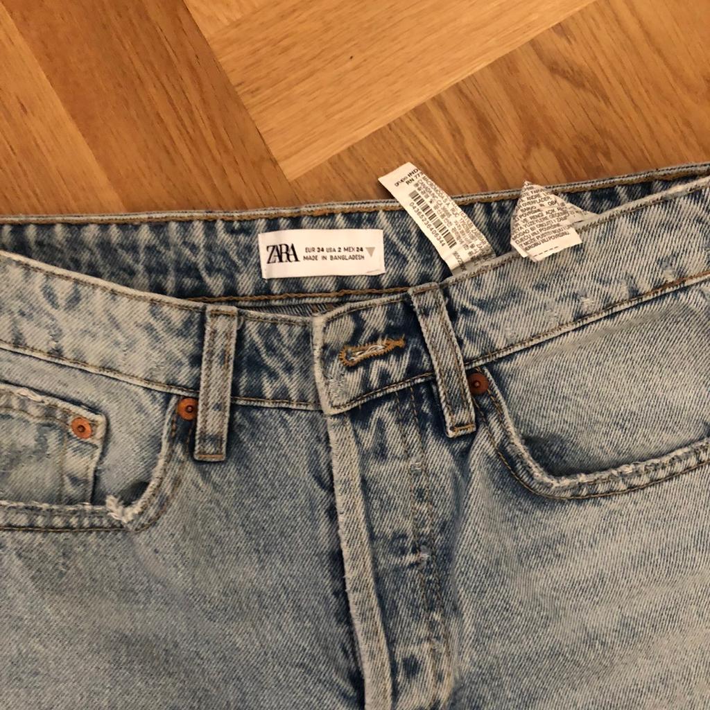 Blå Zara jeans. Sparsamt använda. De är avklippta och är 80 cm ytterben och 60 cm insida.