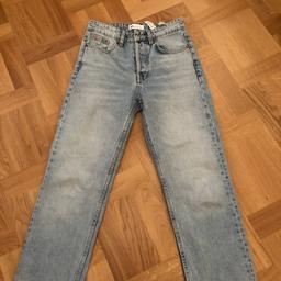 Blå Zara jeans. Sparsamt använda. De är avklippta och är 80 cm ytterben och 60 cm insida. 