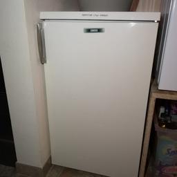 Kühlschrank mit einem kleinen Gefrierfach!
Funktioniert einwandfrei!