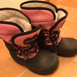 Wasserfeste Stiefel von Skechers in pink/schwarz, gefüttert, mit Zugband 
Gr 10